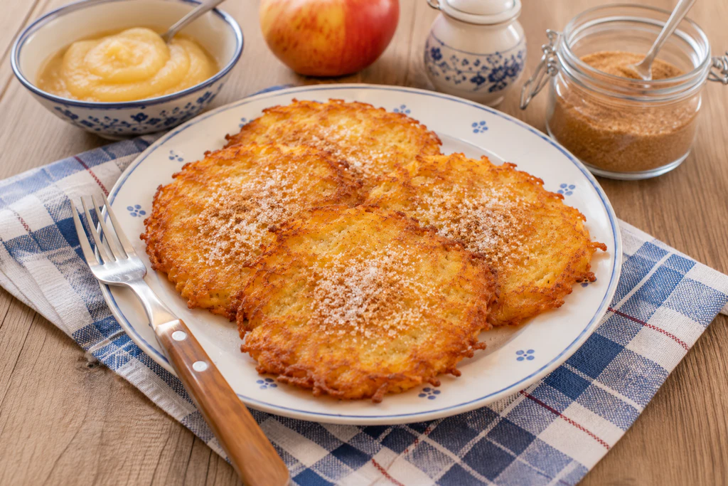 Leckere Kartoffelpuffer aus Thüringen: Ein einfacher Trick und eine besondere Zutatenliste machen diese Puffer ganz besonders knusprig. Versuchen Sie Ihre nächsten Kartoffelpuffer doch mal nach diesem Rezept!
