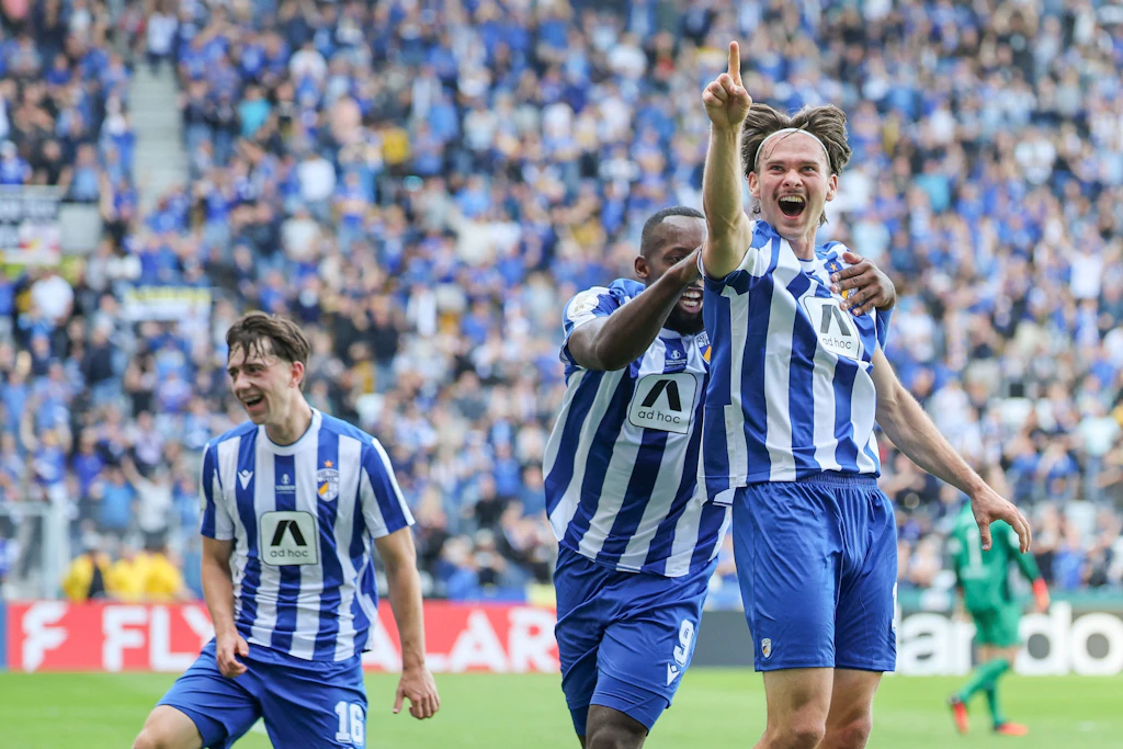 Elias Löder (r.) jubelt nach seinem Treffer zum 1:1 gegen Darmstadt 98.