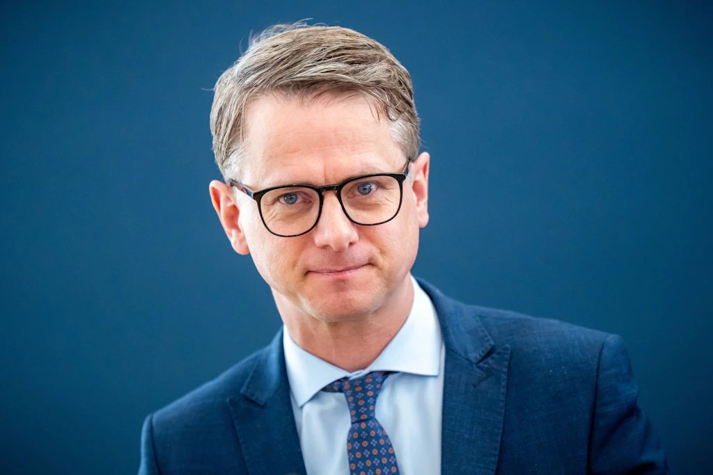 Bundesgesundheitsminister Carsten Linnemann (CDU) will die Zahl der gesetzlichen Krankenkassen reduzieren. Seine Pläne stoßen auf Widerstand.