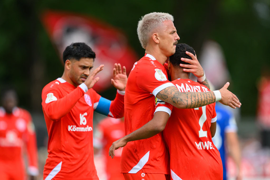 Phillip Tietz (Mitte) jubelt nach seinem Tor zum 0:1 mit Phillipp Mwene (r) und Nadiem Amiri.