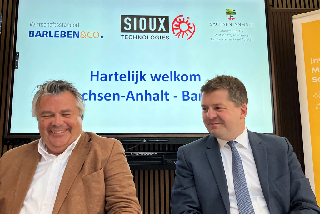 Leon Giesen (l), damaliger Geschäftsführer von Sioux Technologies, und Sven Schulze (CDU) verkünden im Juli 2023 die Ansiedlung in Barleben. Nun sind die Pläne geplatzt.