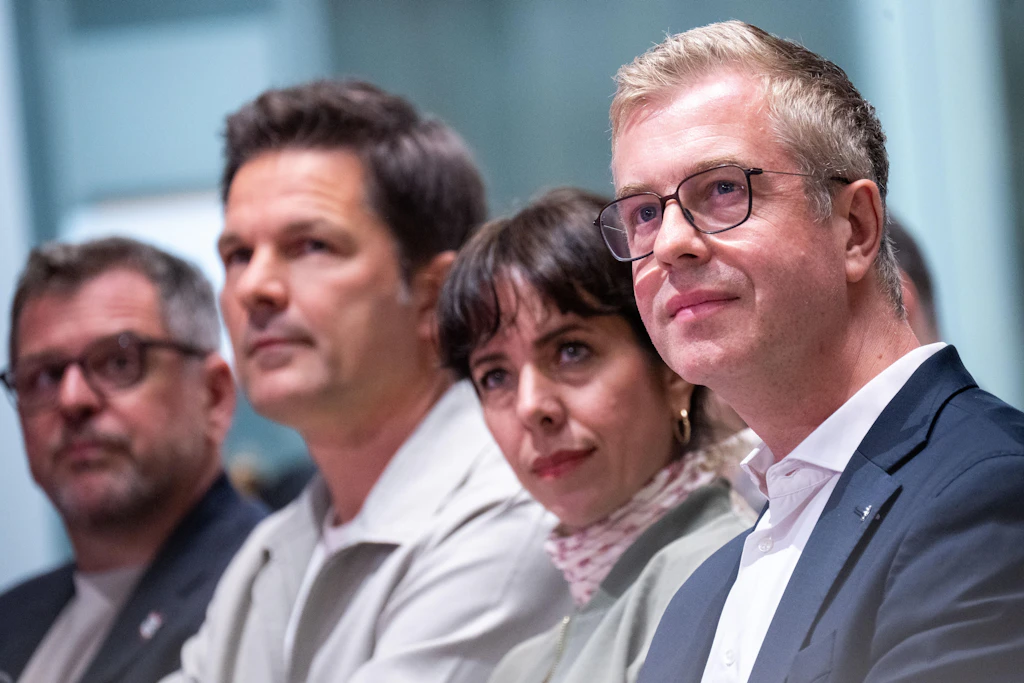 Werner Graf (v. l., Grüne), Steffen Krach (SPD), Elif Eralp (Linke) und Stefan Evers (CDU) bei einer Diskussionsrunde zur Berliner Abgeordnetenhauswahl am 20. September.