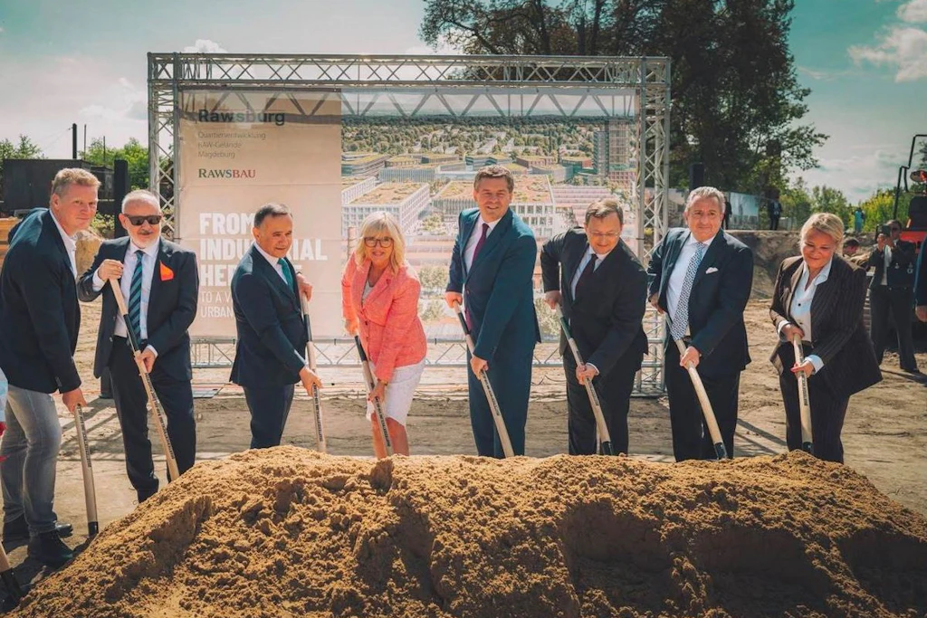 Offizieller Auftakt in Salbke: Beim Spatenstich am 21. August 2026 fiel der Startschuss für das Projekt Rawsburg.