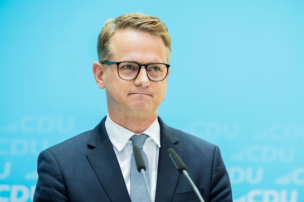 Bundesgesundheitsminister Carsten Linnemann (CDU) bereitet die Bürger auf Einschnitte in der Pflege vor. (Symbolbild)