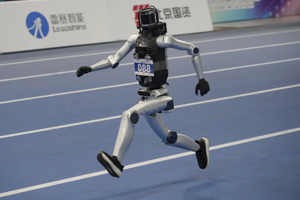 Ein Roboter sprintet bei den zweiten World Humanoid Robot Games in Peking