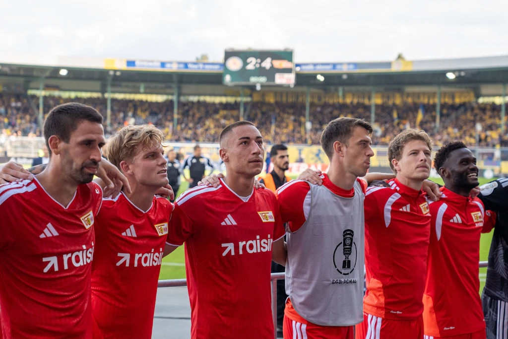 Die Spieler des 1. FC Union Berlin feiern den Sieg in Braunschweig.