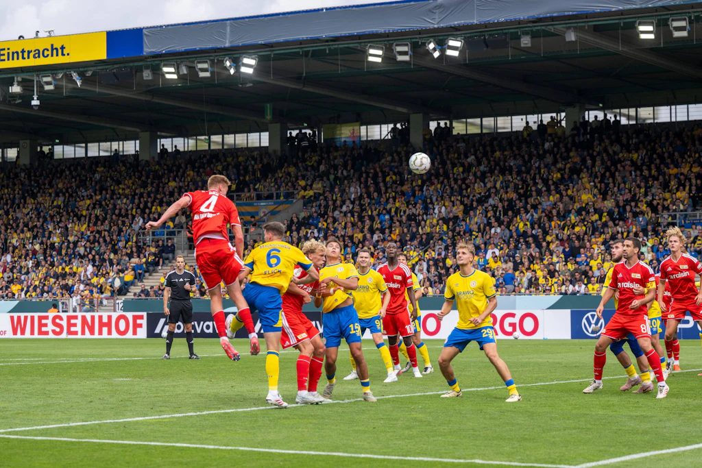 Lufthoheit: Zeno Van Den Bosch (l.) köpft für Union den zwischenzeitlichen Ausgleich in Braunschweig.