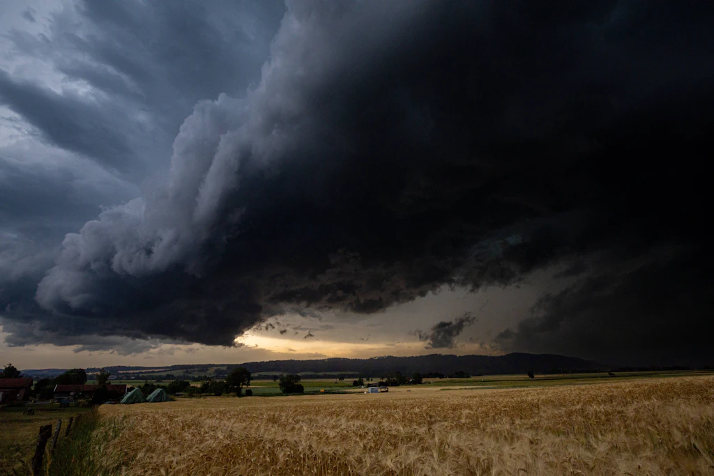 Eine Gewitterfront zieht über ein Feld: In der Nacht zum Dienstag erwartet der Deutsche Wetterdienst im Süden und Südwesten Regen und örtlich Gewitter. (Symbolbild)