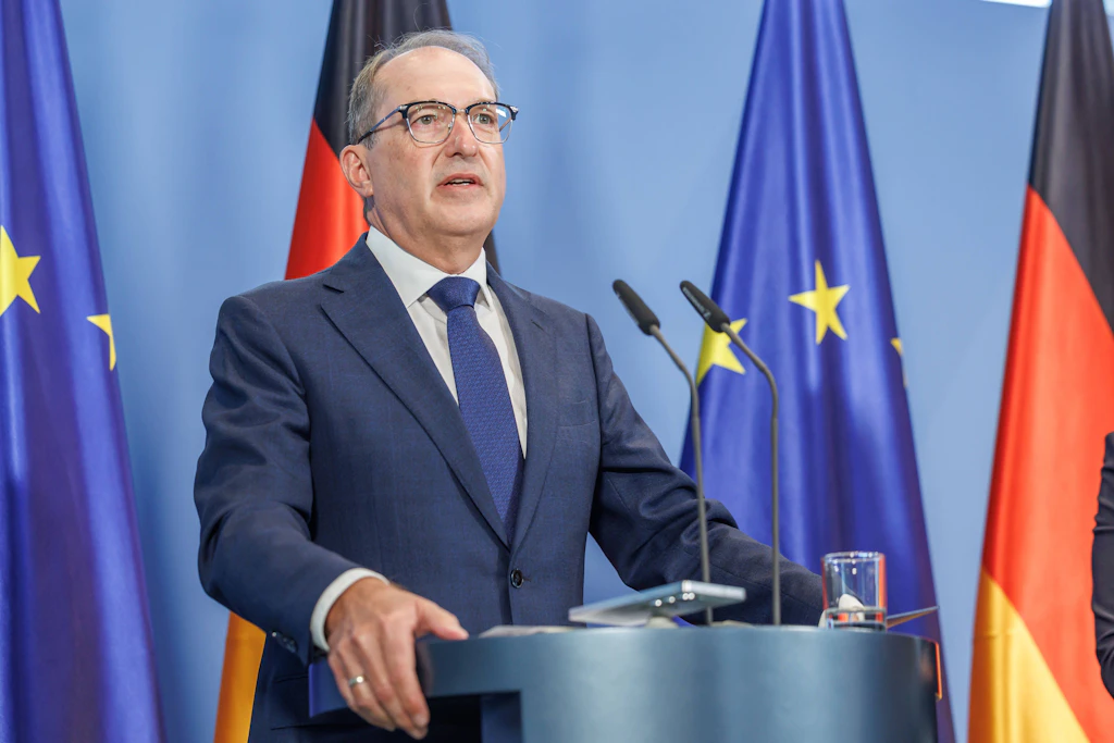 Alexander Dobrindt (CSU) äußert sich zum Waffenfund bei Berlin. Russland nennt er nicht beim Namen, sondern spricht von „fremden Mächten“.