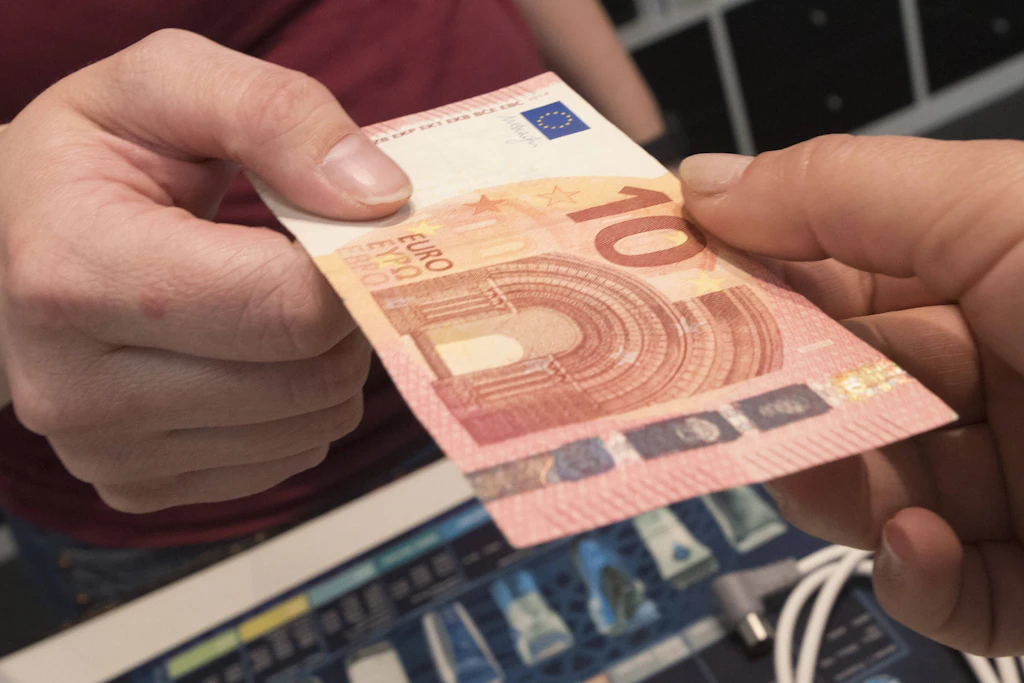 Mit dem Messer in die Bank, Beute: zehn Euro – dann fragt der Räuber nach der Polizei