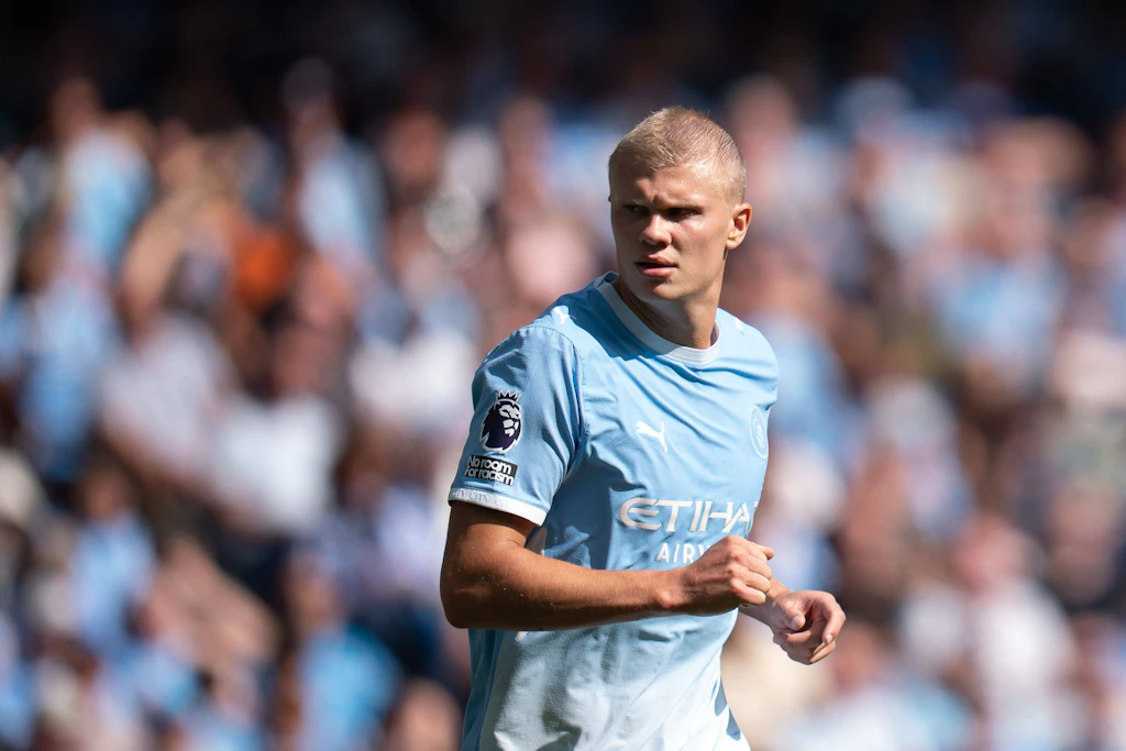 Erstmals auf dem Platz zu sehen: Erling Haaland beim Premier-League-Spiel gegen Bournemouth am 23. August 2026 – mit seinem neuen Kurzhaarschnitt.