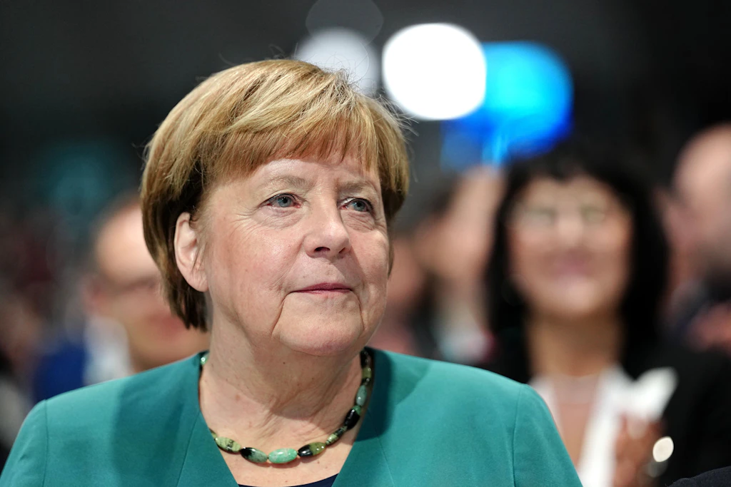 Angela Merkel (CDU), ehemalige Bundeskanzlerin, stellt sich den Fragen des muslimisch-jüdischen Wissenschaftlerpaars Saba-Nur Cheema und Meron Mendel.