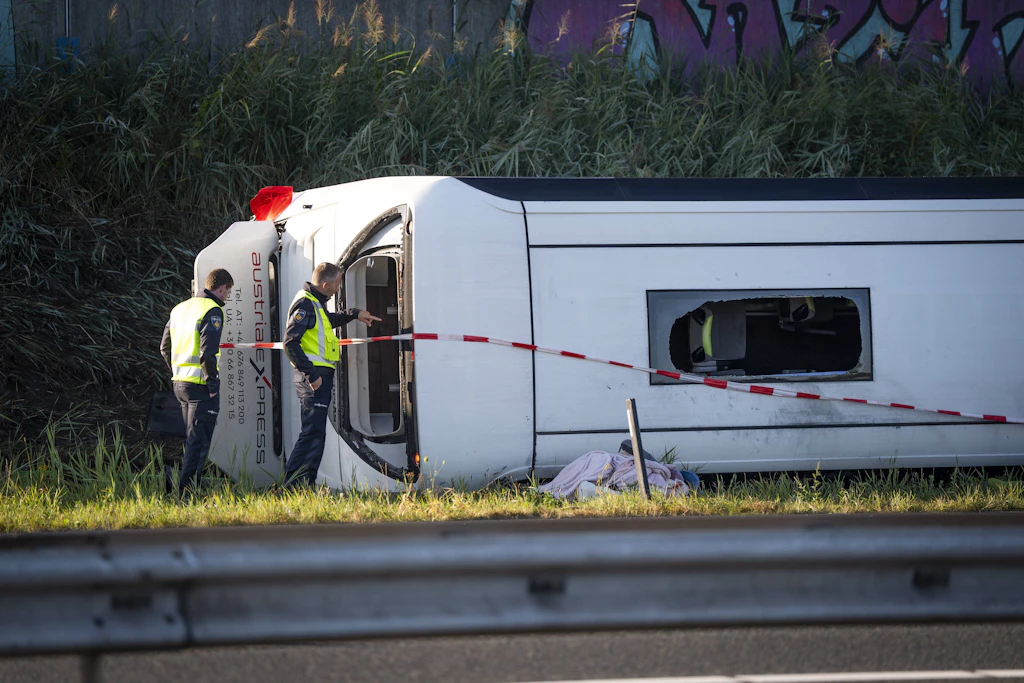 Wezep: Bus mit deutschen Schülern durchbricht Leitplanke in den Niederlanden