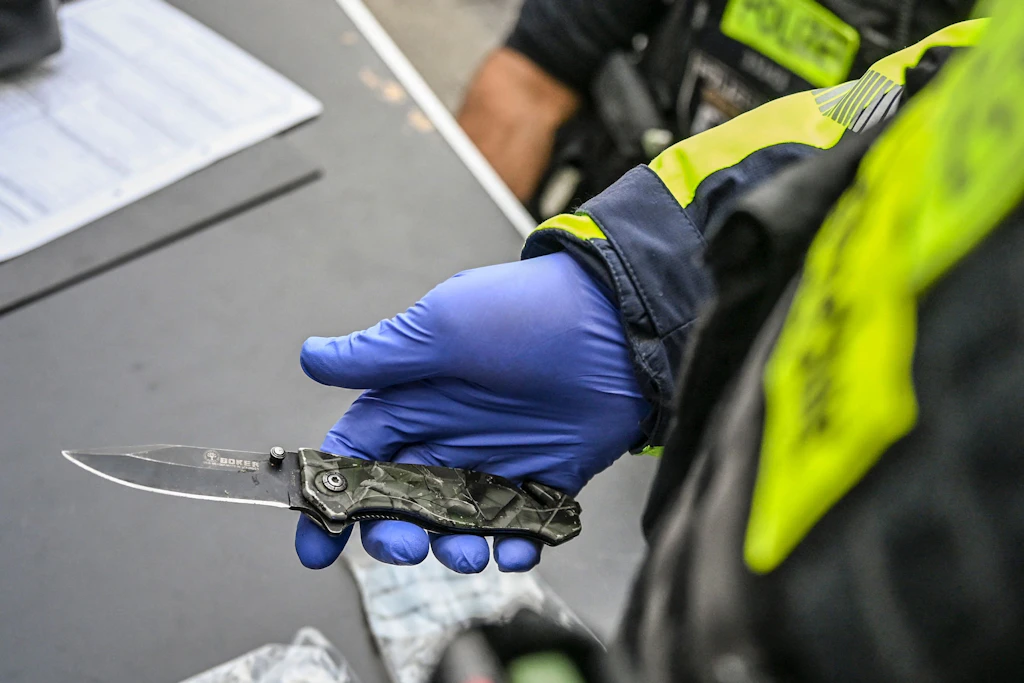 Die Polizisten werden auch von Mitarbeitenden der Berliner Verkehrsbetriebe (BVG) unterstützt.