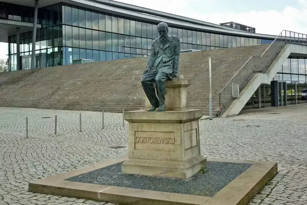 Das Dostojewski-Denkmal war im Juni 2025 wegen der Bauarbeiten zur Erweiterung des Sächsischen Landtags abgebaut worden.