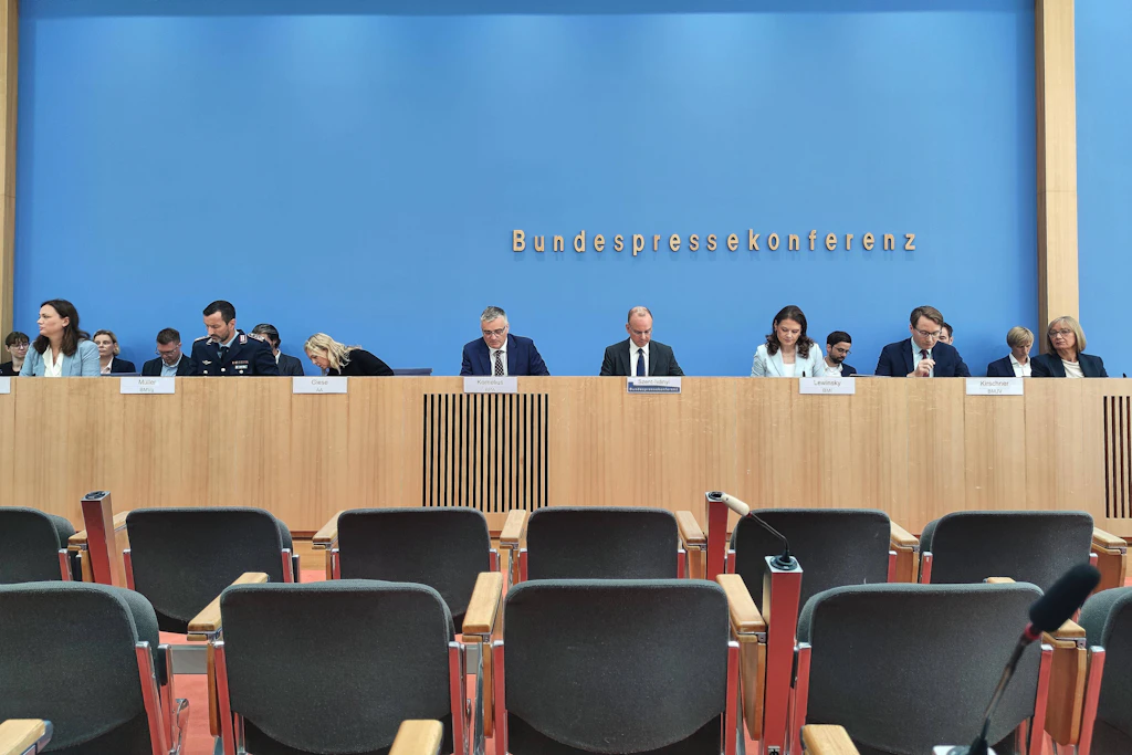 Nord-Stream-Saboteur berät Hollywood: Die Bundespressekonferenz als Schauplatz doppelter Inszenierung