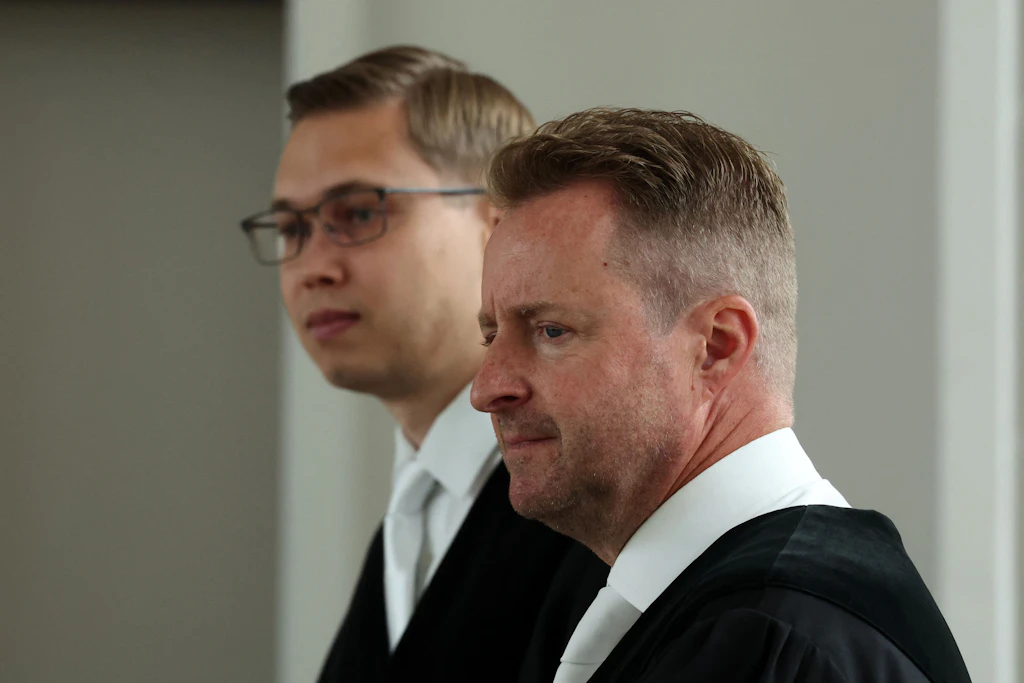Oberstaatsanwalt Harald Nowack (r.) und Staatsanwalt Oliver Schley im Saal des Landgerichts Rostock.