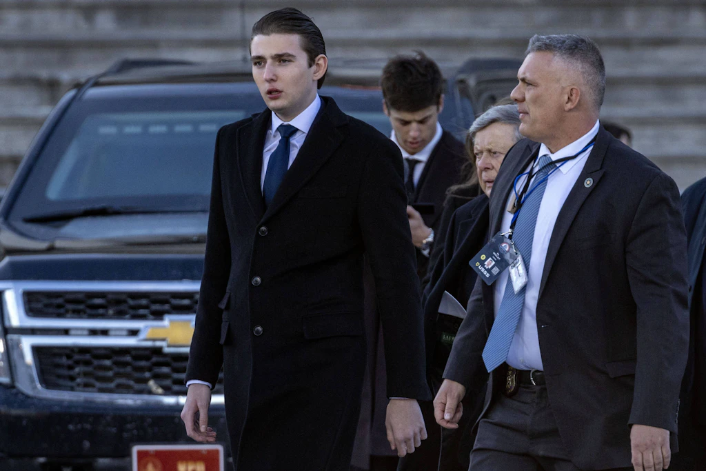 Barron Trump verlässt nach der Amtseinführung seines Vaters das US-Kapitol, begleitet von einem Mitarbeiter des Secret Service.