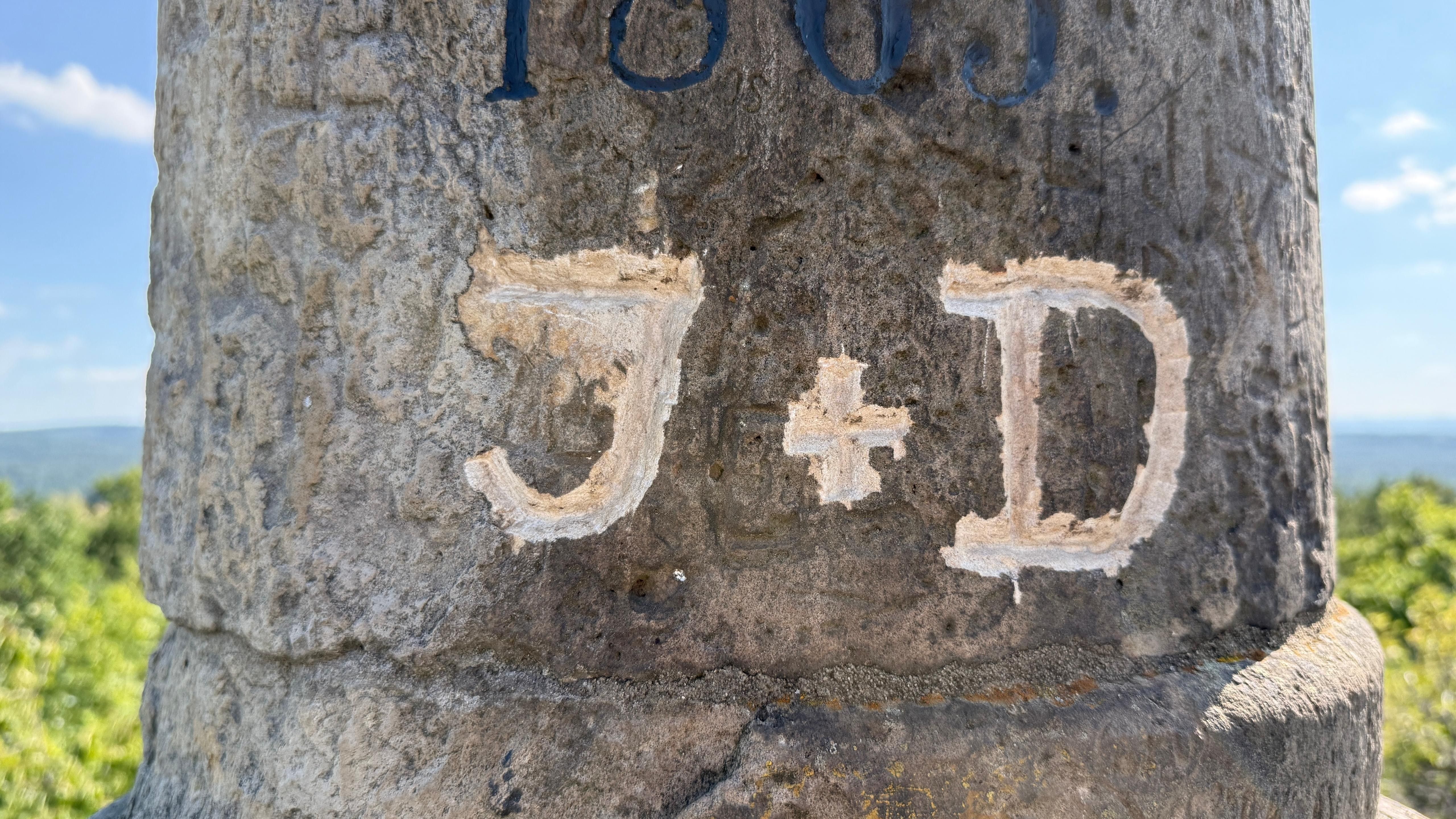 Die Initialen-Vandalen beschädigen Felsen und Denkmäler: Wer sind J und D?