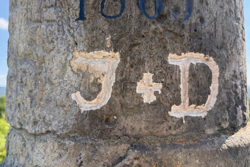 An über einem Dutzend Orten, ob Denkmäler oder Felsen, finden sich diese Initialen eingeritzt.