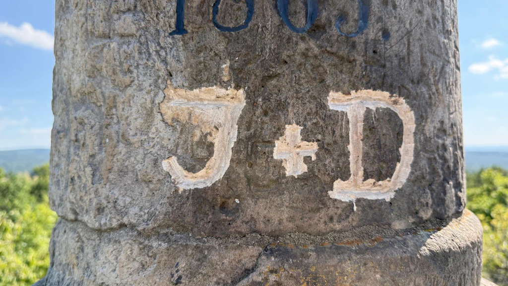 Die Initialen-Vandalen beschädigen Felsen und Denkmäler: Wer sind J und D?