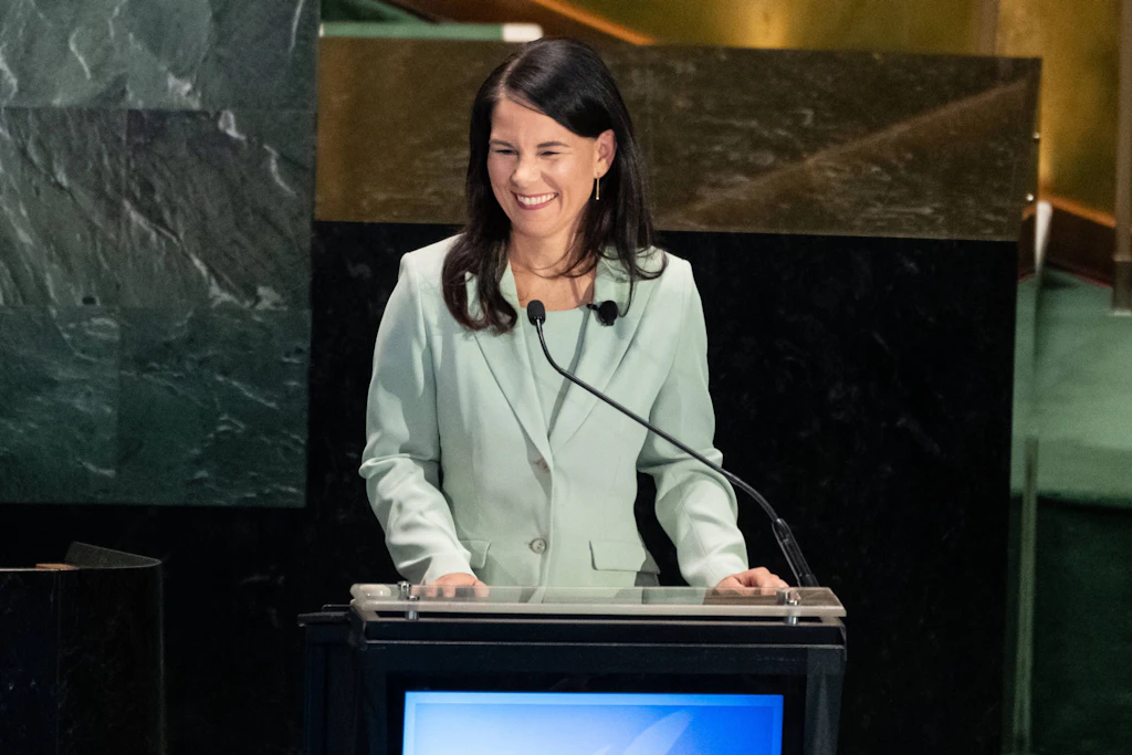 Die ehemalige deutsche Außenministerin Annalena Baerbock bleibt Berichten zufolge noch länger in New York