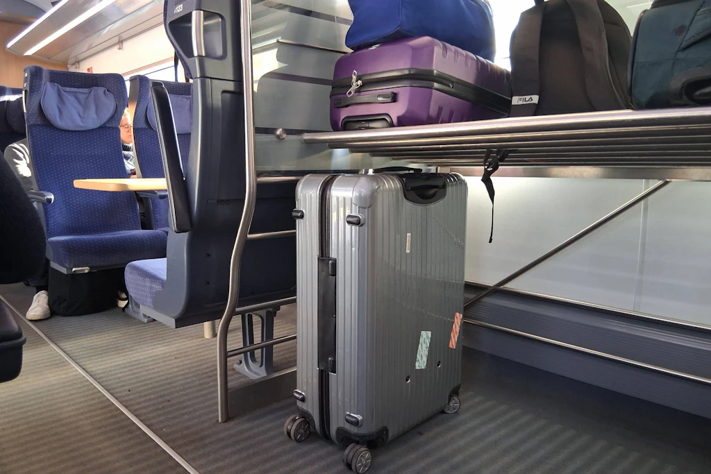 Solche Gepäckregale für große Koffer sind in vielen Zügen der Deutschen Bahn meist gleich an der Abteiltür zu finden. Da ist eine Reisetasche schnell von einem Langfinger gegriffen. Tipp: Mit einem kleinen Fahrradschloss anschließen. Und keine Wertsachen darin aufbewahren.