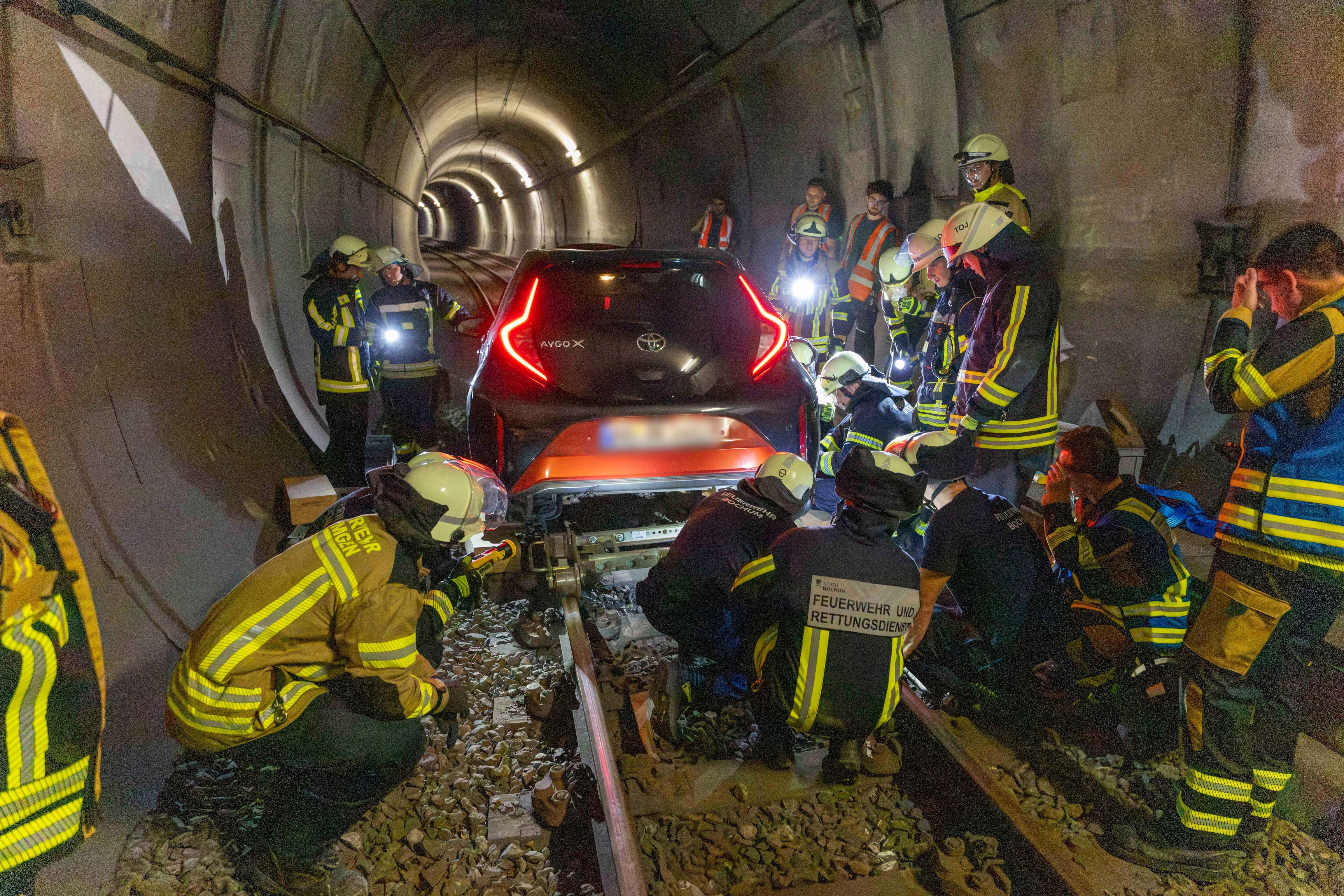 Frau (63) fährt mit dem Auto einen Kilometer weit in den Straßenbahntunnel