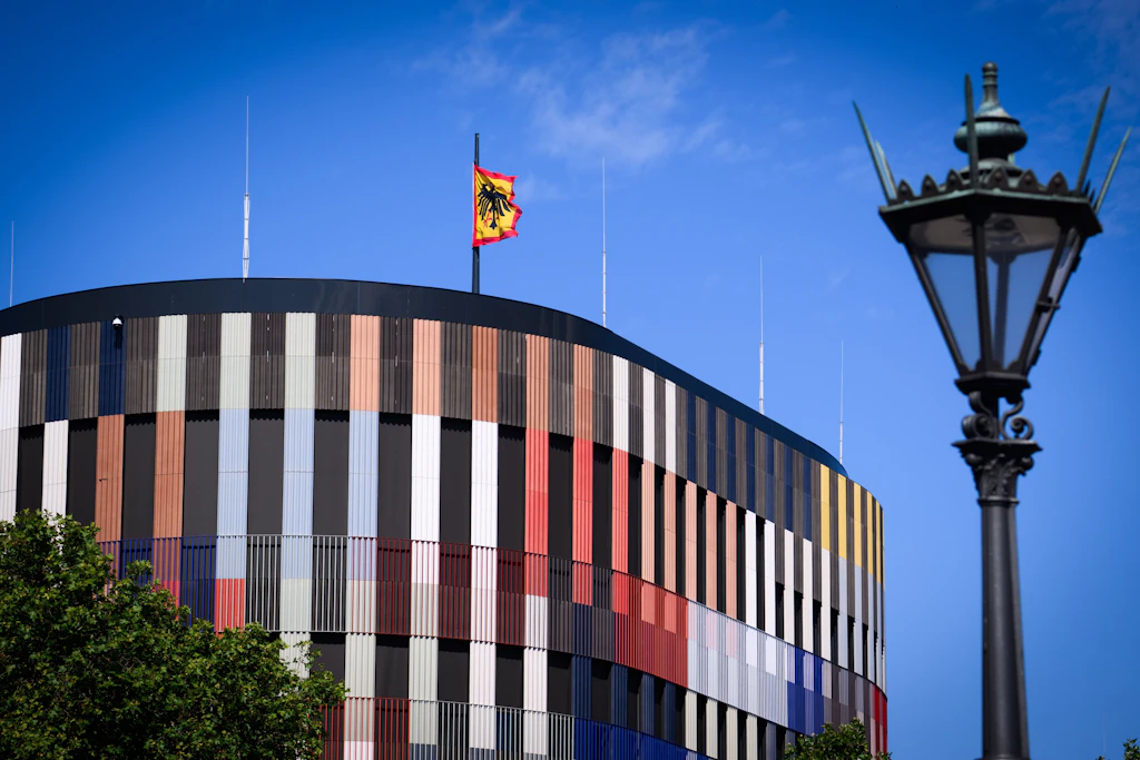 Die Standarte des Bundespräsidenten ist auf dem Interimsquartier für den Bundespräsidenten und das Bundespräsidialamt gehisst. Der „Amtssitz am Spreebogen“ befindet sich an der Spree gegenüber vom Bundeskanzleramt. Drum herum liegt überall Dreck.