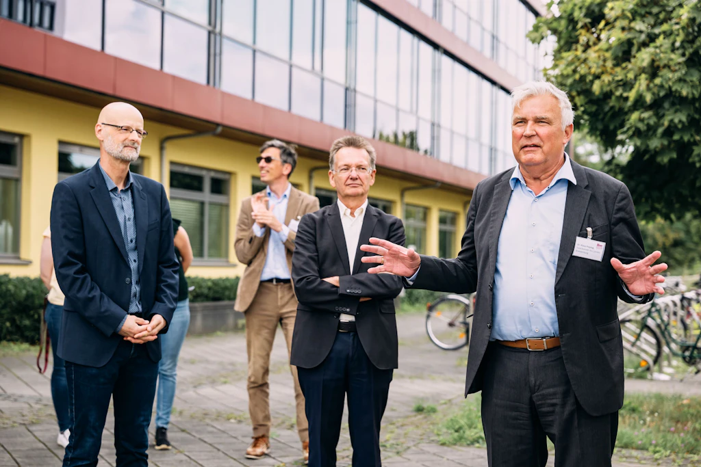 Der Beauftragte des Ministerpräsidenten für die Lausitz, Klaus Freytag (r.) besucht die Brandenburgische Technische Universität Senftenberg-Cottbus, an der das von Professor Küpper (M.) geleitete Forschungsprojekt AVantiLT zu Hause ist.