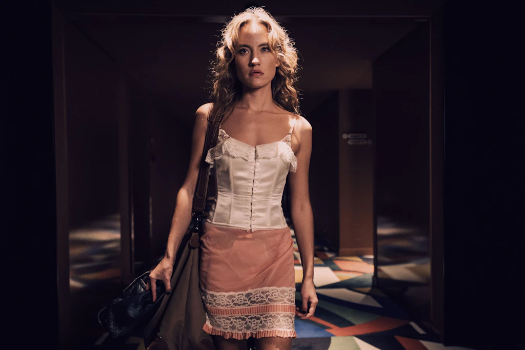 Nelly (Ella Morgen) ist in ihrem neuen Leben angekommen.
              Szene aus „Selling Sex“, Folge 6