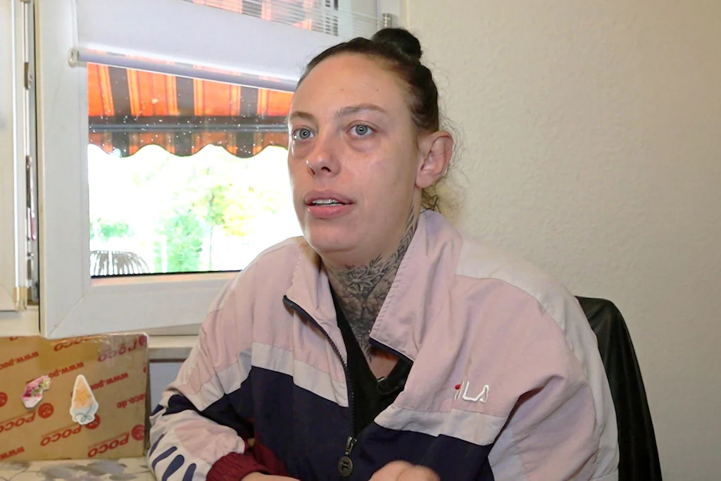 Die alleinerziehende Janine gehört schon lange zu den Protagonisten von „Hartz und herzlich“. Aktuell sorgt ein Kirmesbesuch für Wirbel, weil die Bürgergeld-Empfängerin hier ihr Geld verprasst.