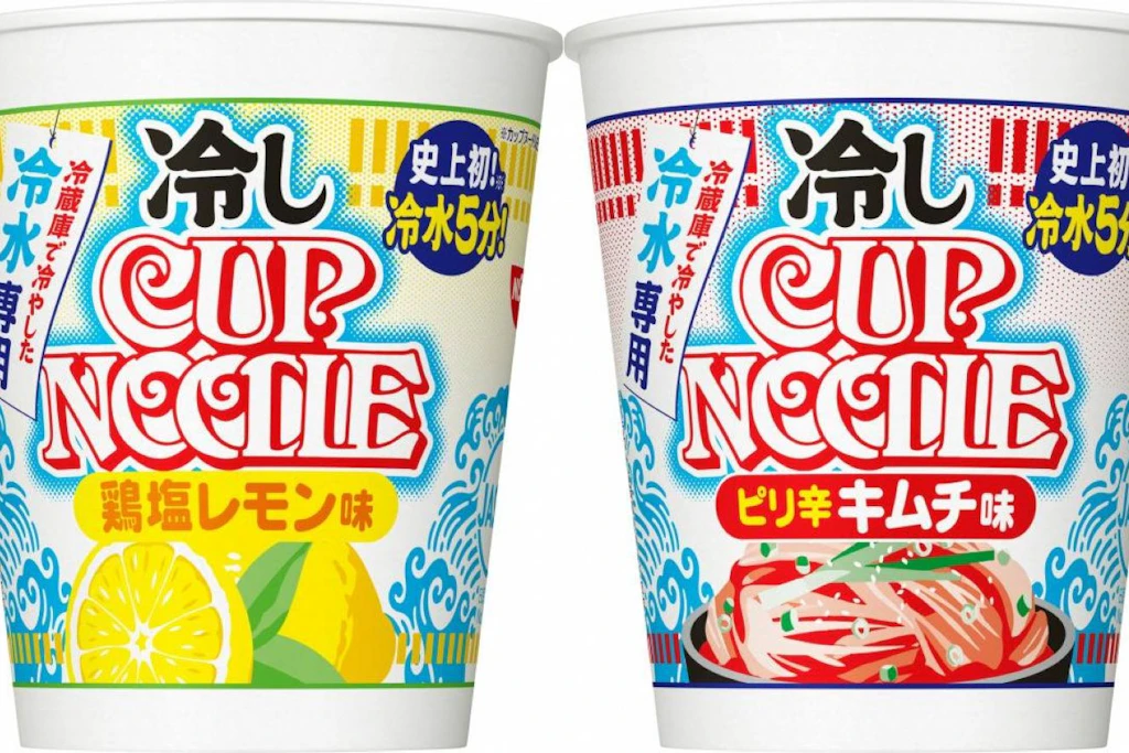 Die „Hiyashi Cup Noodle“ von Nissin gibt es in zwei Sorten: Hühnchen-Salz-Zitrone (links) und scharfes Kimchi. Aufgegossen wird mit kaltem Wasser aus dem Kühlschrank.