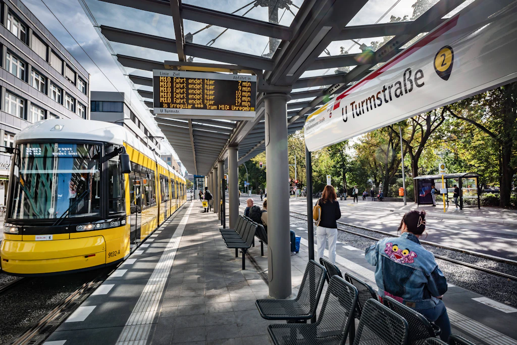 Endstation Moabit: Die M10 wendet am U-Bahnhof Turmstraße. Bis zur geplanten Verlängerung nach Jungfernheide dauert es nach aktuellem Stand noch mindestens bis 2030.