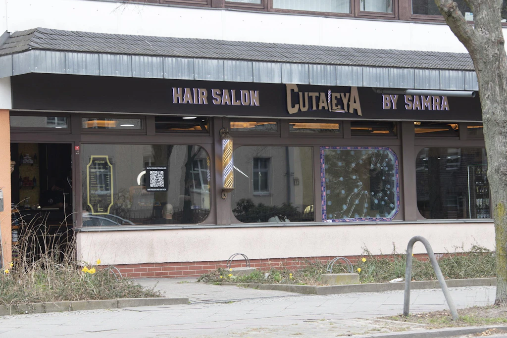 Unbekannte schossen in der Nacht zu Montag auf den Friseursalon des Rappers Samra.