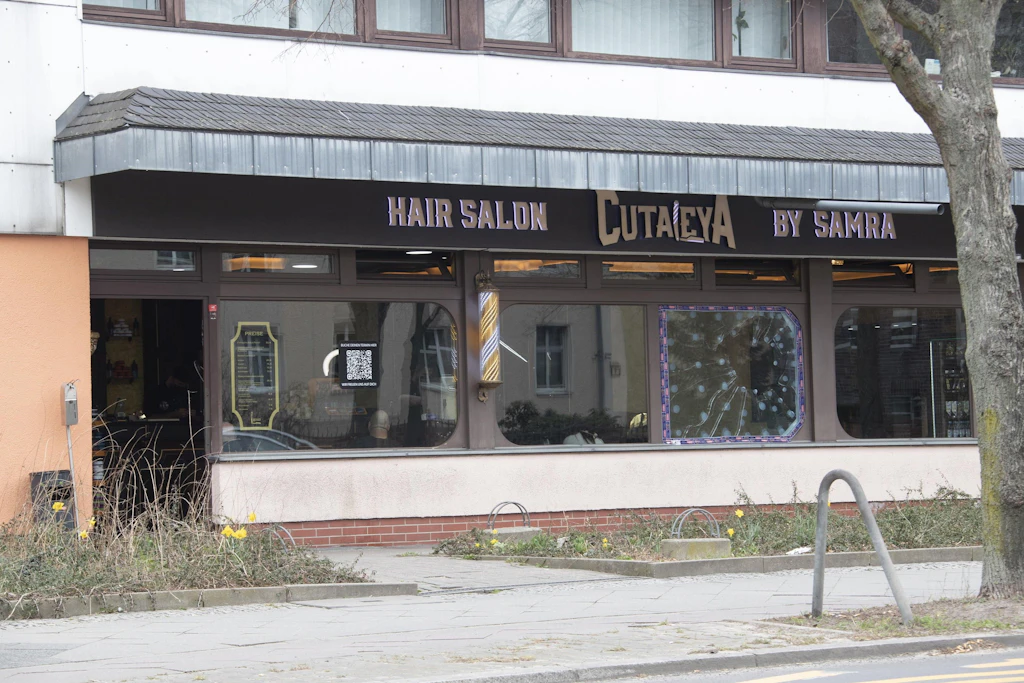 Schüsse auf Friseursalon von Rapper Samra in Steglitz: Polizei findet Sprengsatz