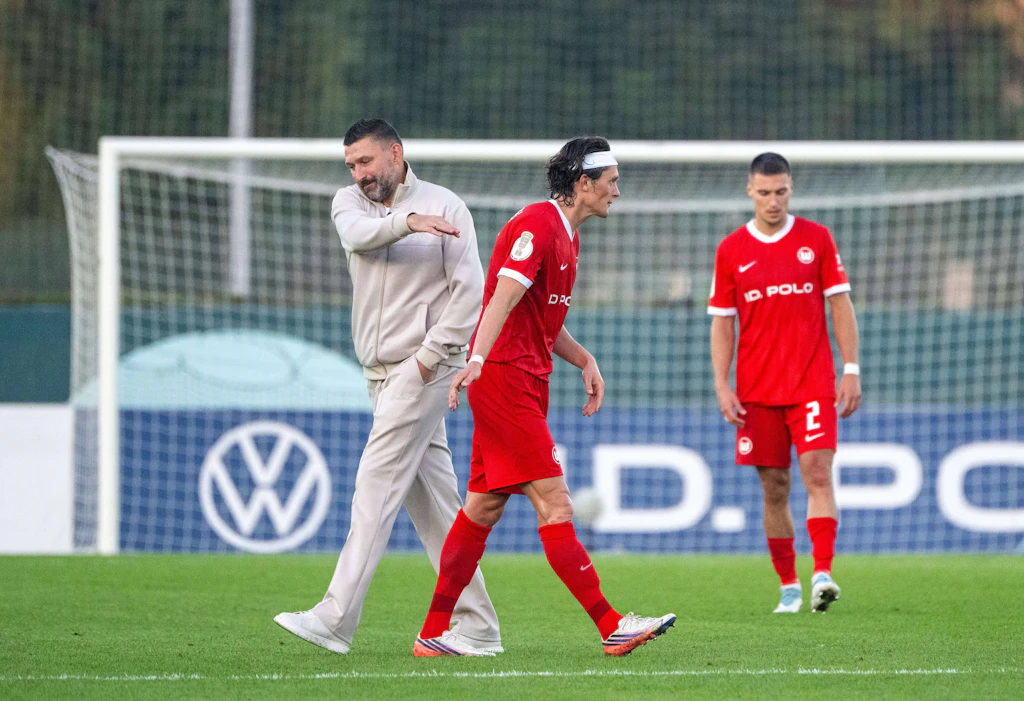 Reese verschießt Elfmeter, aber Wolfsburg vermeidet Pokal-Blamage bei Altglienicke