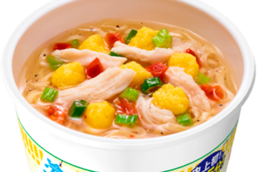 Kein Dampf, keine Brühe über 60 Grad: die fertig aufgegossene Kaltwasser-Cup-Noodle mit Huhn, Ei und Zitronenbrühe.