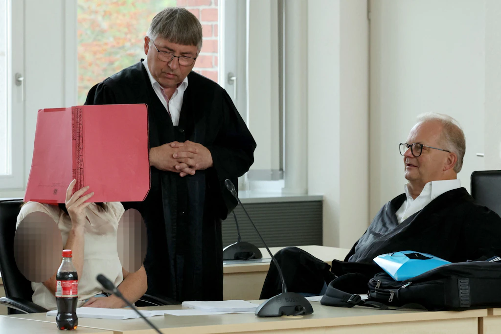 Die Angeklagte Gina H. mit Pflichtverteidiger Andreas Ohm und Anwalt Thomas Löcker (v. l.) im Saal des Landgerichts Rostock am 24. August 2026.