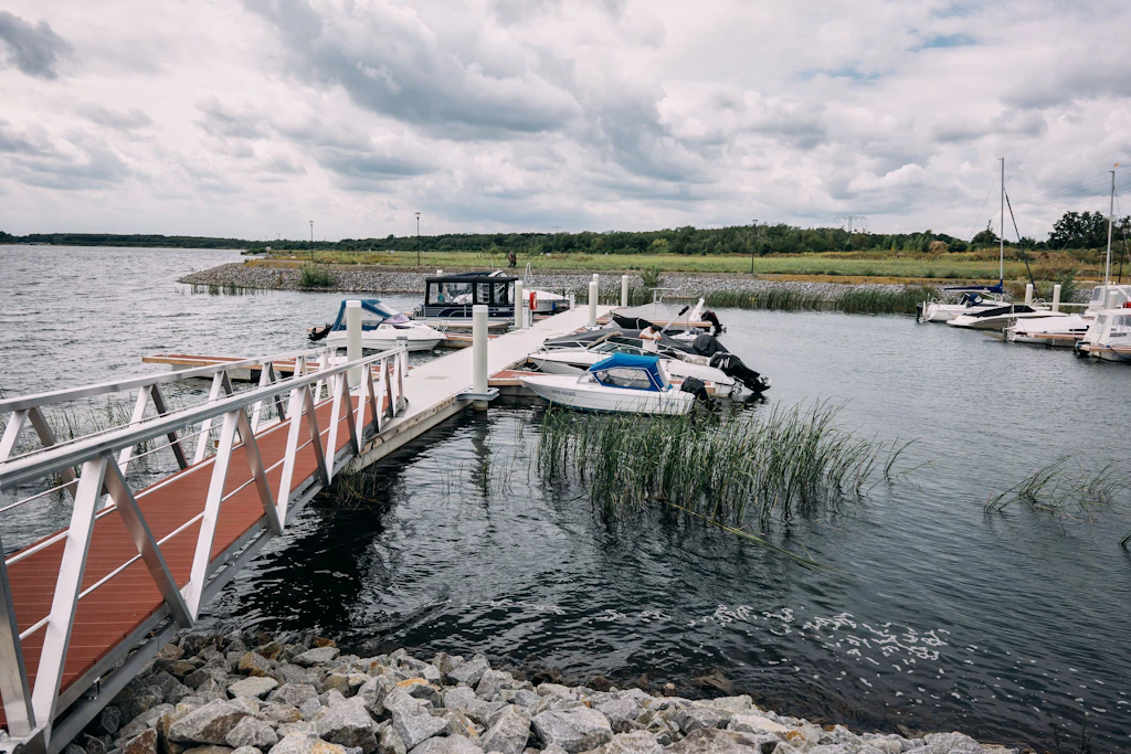 Noch ist das Funktionsgebäude in der Marina Sedlitzer Bucht nicht ganz fertig. Es soll 2027 in Betrieb gehen, aber erste Boote machen hier trotzdem schon fest. Der Sedlitzer See wurde erst in diesem Jahr für eine Nutzung freigegeben.