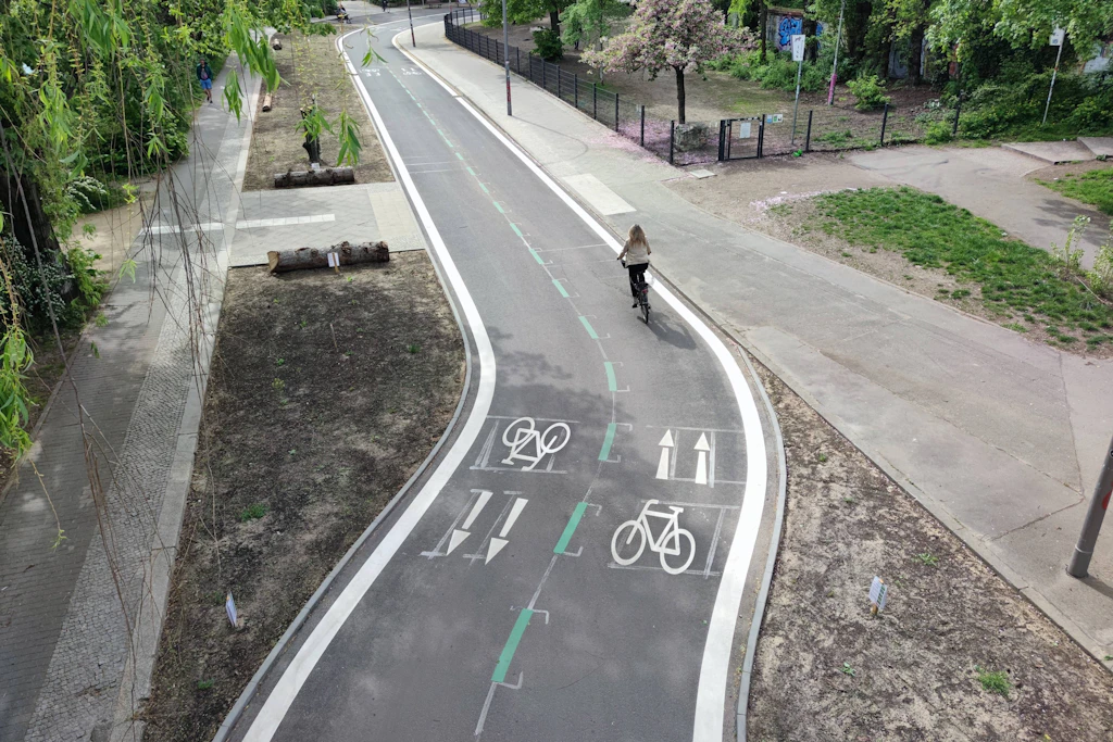 Radweg am Görlitzer Ufer in Berlin-Kreuzberg