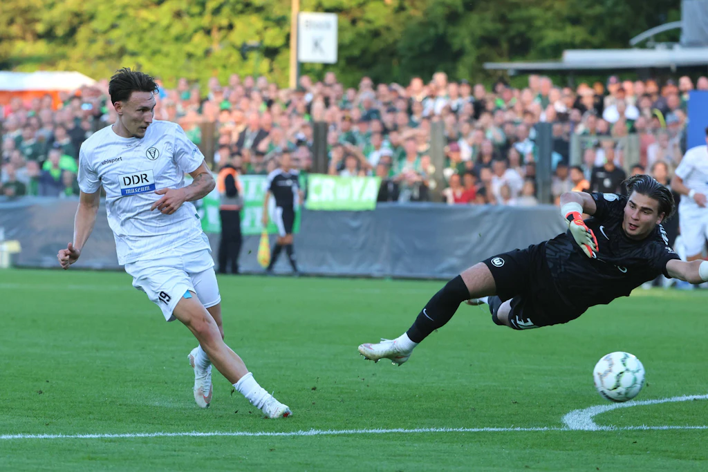 Jonas Saliger erzielt das Tor zum 2:1 gegen Torwart Jakub Zielinski.