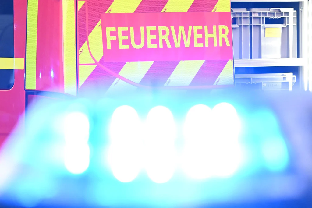 Die Feuerwehr rückte mit Dutzenden Kräften an. (Symbolbild)