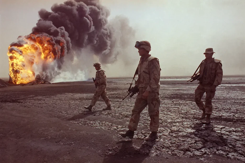 Die brennenden Ölquellen in Kuwait im Golfkrieg 1991 lösten eine der größten Umweltkatastrophen der Menschheit aus. Pro Tag sollen sechs Millionen Barrel Öl verbrannt sein.