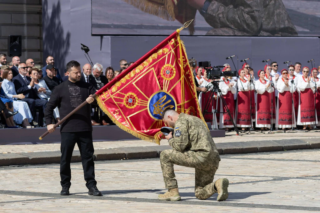 Präsident mit Flagge: Wolodymyr Selenskyj bei der 35-Jahr-Feier der ukrainischen Unabhängigkeit am 24. August