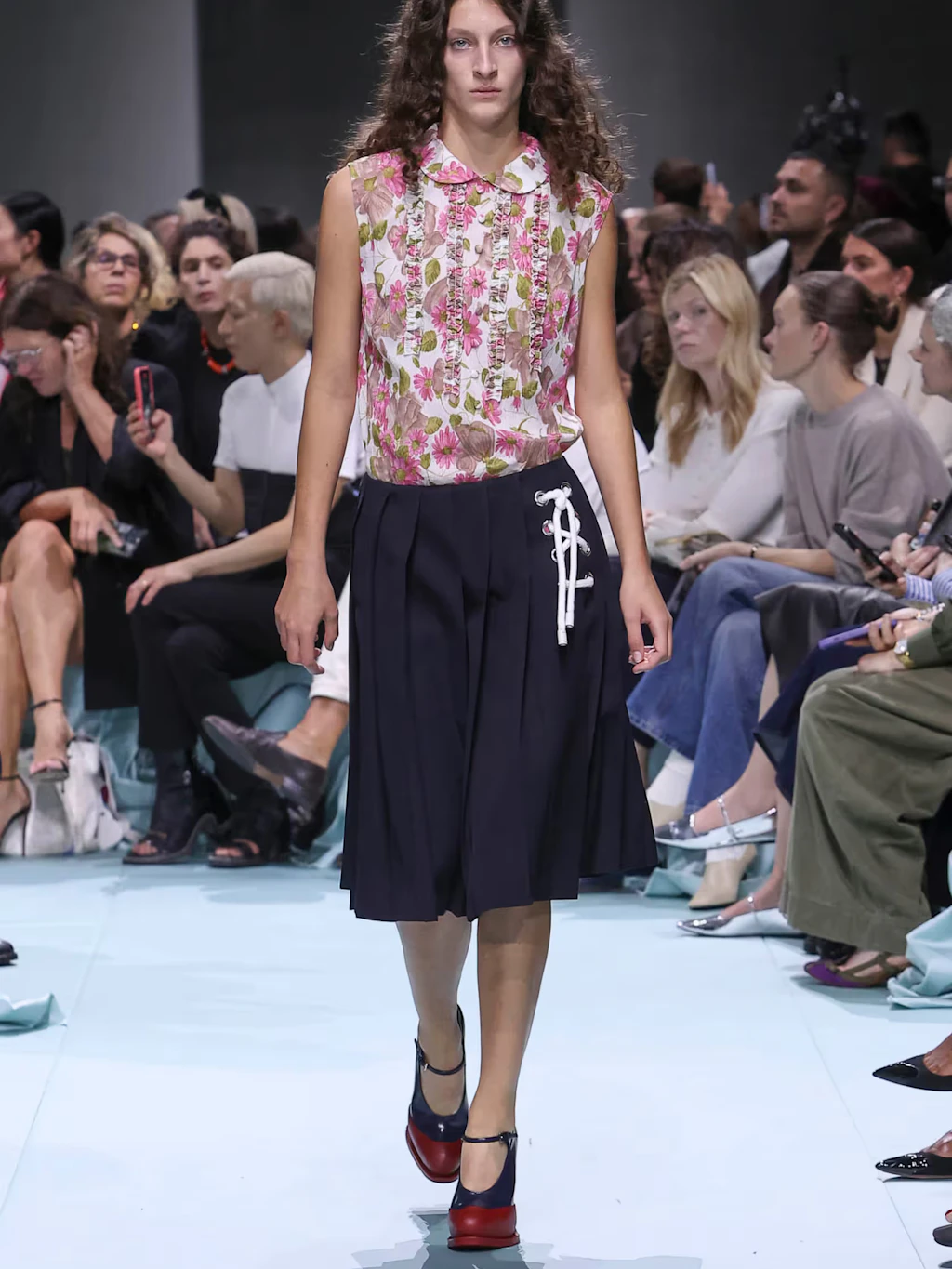 Prada holte für die Frühjahr/Sommer-Kollektion 2025 seine Mary-Janes aus der Herbst-Kollektion 2012 zurück auf den Laufsteg.