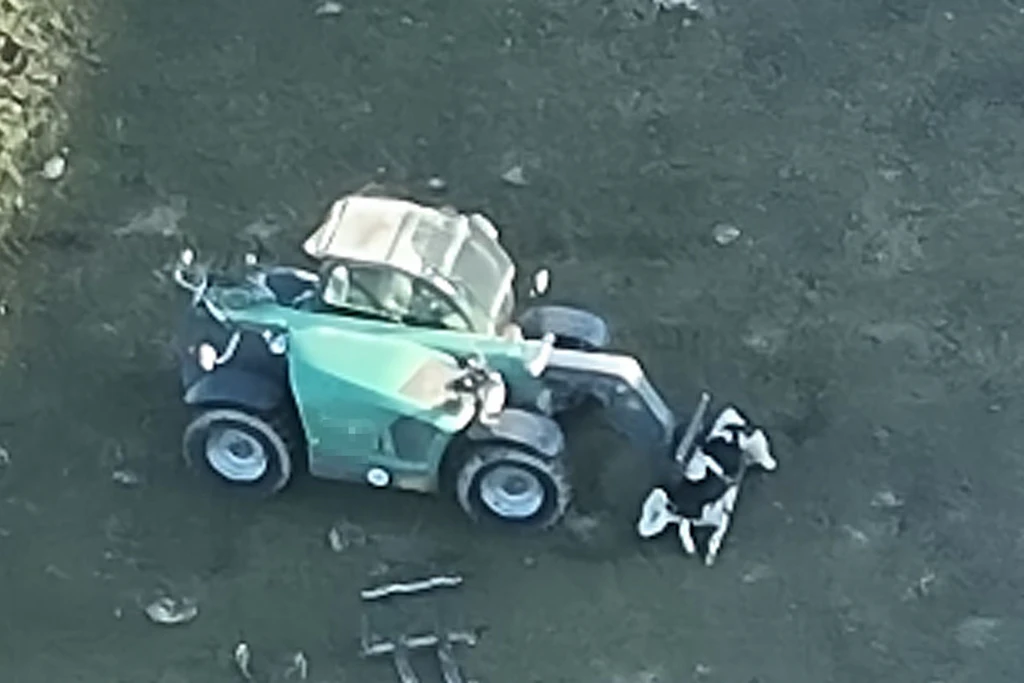 Luftaufnahme des Recherche-Teams: schwere Technik im Einsatz bei einem festliegenden Rind. Der Betrieb erklärt, das Gewicht der Tiere lasse ein Drehen ohne technische Hilfsmittel nicht zu.