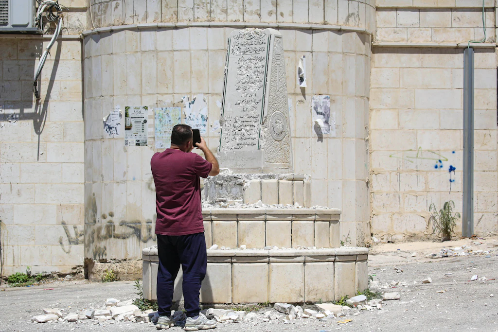 Palästinenser begutachten das beschädigte Denkmal in Madama nahe Nablus.