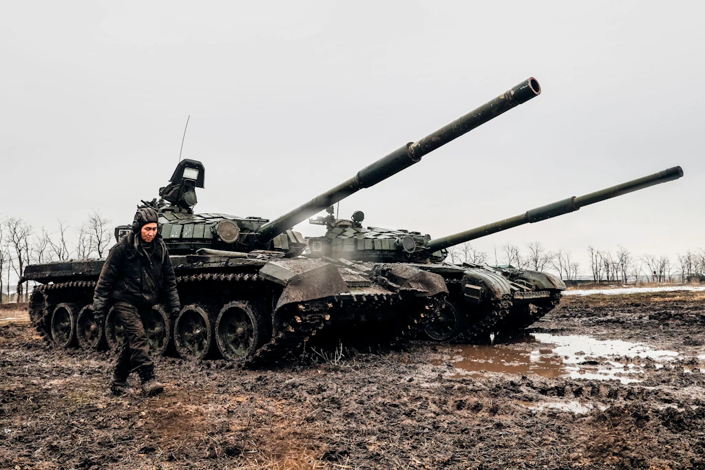 T-72B3-Panzer des Westlichen Militärbezirks Russlands bei einer Schießübung auf dem Truppenübungsplatz Kadamowski in der Region Rostow.