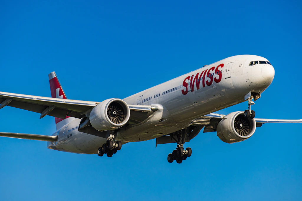 Eine Boeing 777 von Swiss International Airlines befindet sich im Landeanflug.